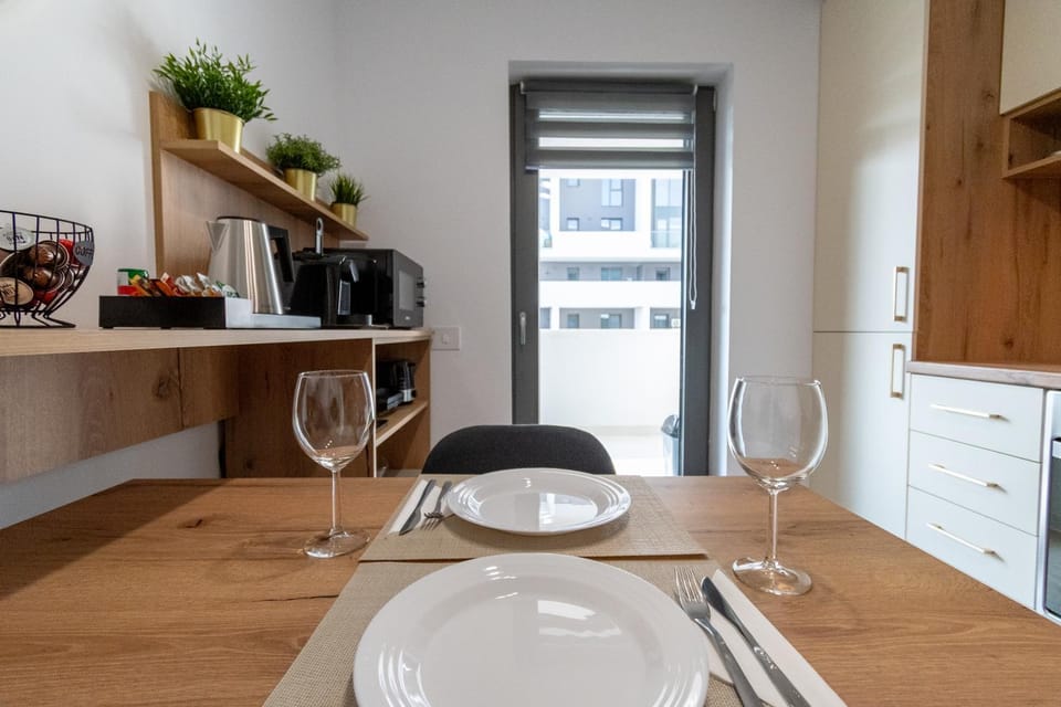 Coffee/tea facilities, Kitchen or kitchenette, Dining area