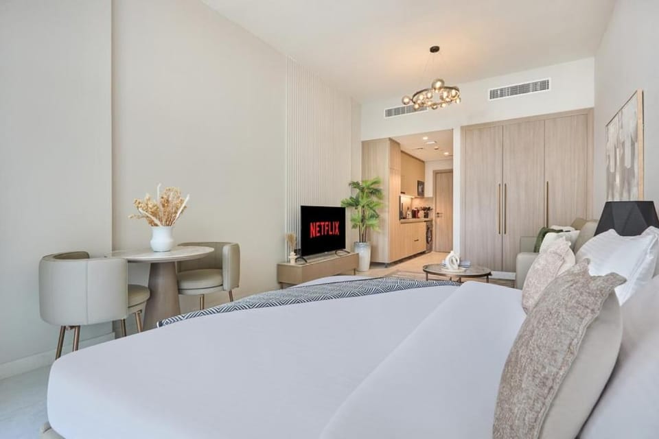 Pool View Studio Near to circle mall - Icon casa Living House in Dubai