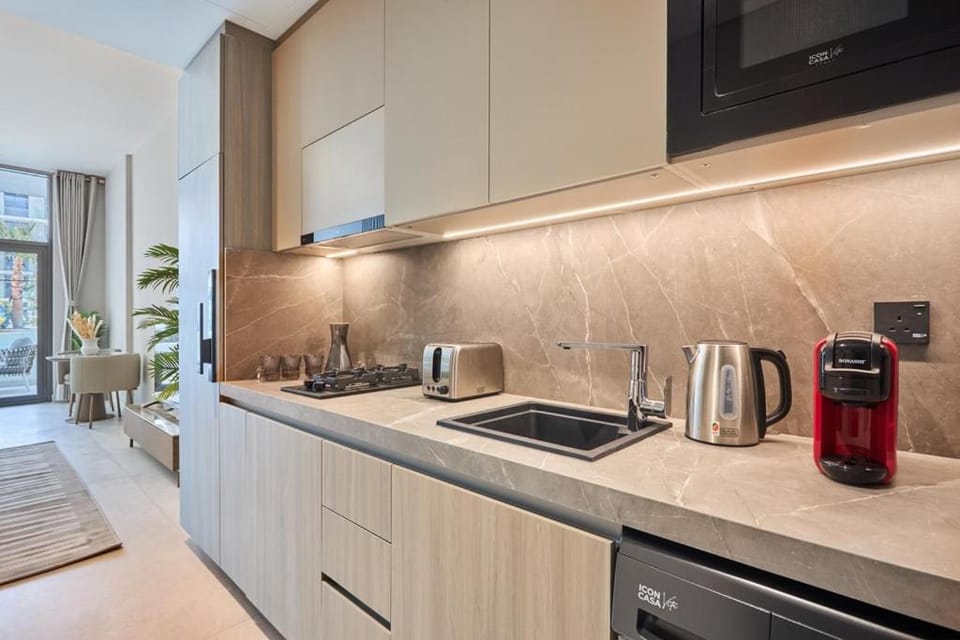 Pool View Studio Near to circle mall - Icon casa Living House in Dubai