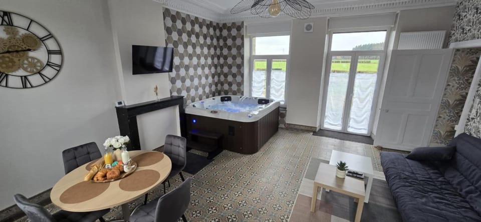 TV and multimedia, Living room, Seating area, Dining area