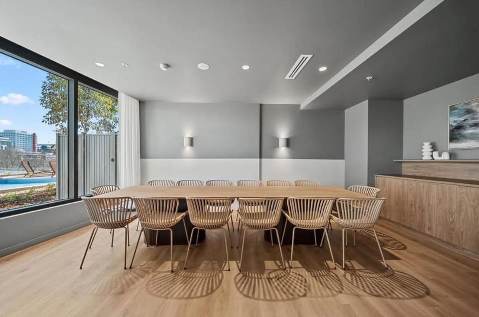 Modern & Stylish Haven Westfield Hospital, gym&Pool, Free P Apartment in Canberra