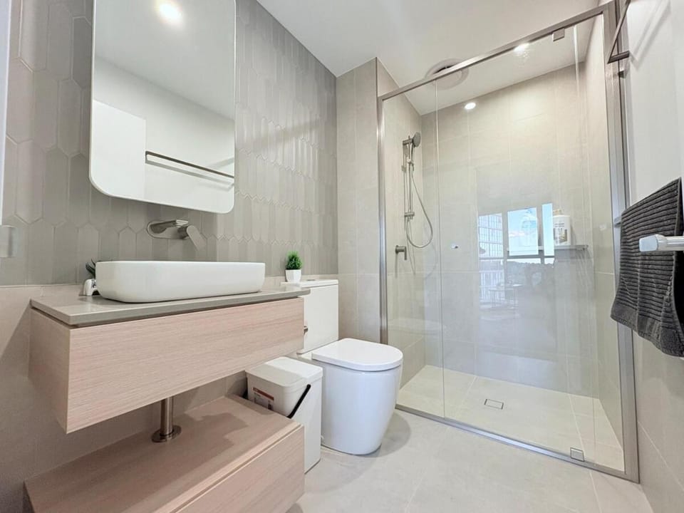 Modern & Stylish Haven Westfield Hospital, gym&Pool, Free P Apartment in Canberra