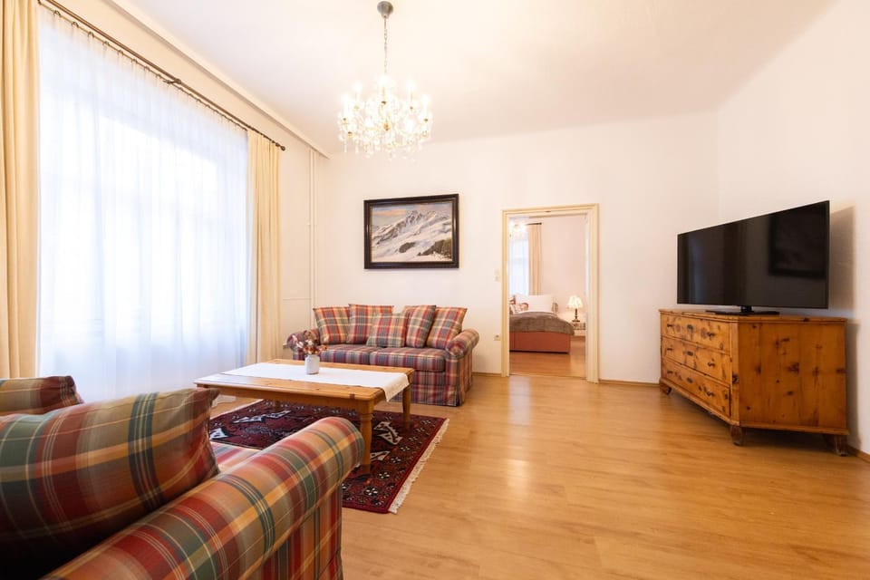TV and multimedia, Living room, Seating area, Evening entertainment