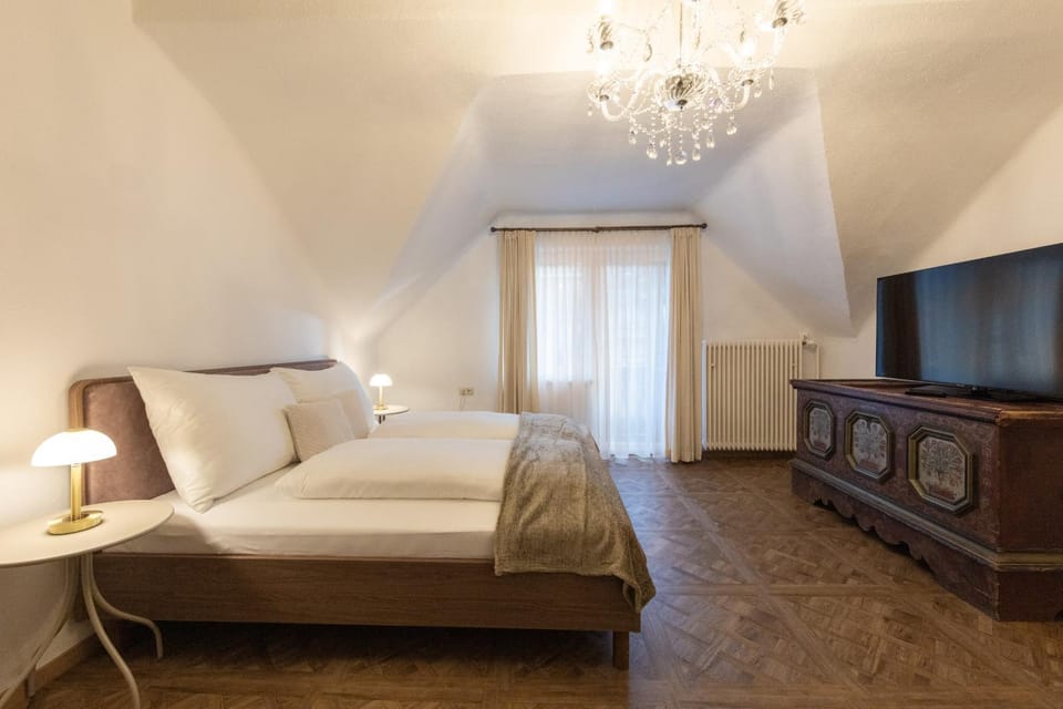 Bed, TV and multimedia, Photo of the whole room, Bedroom