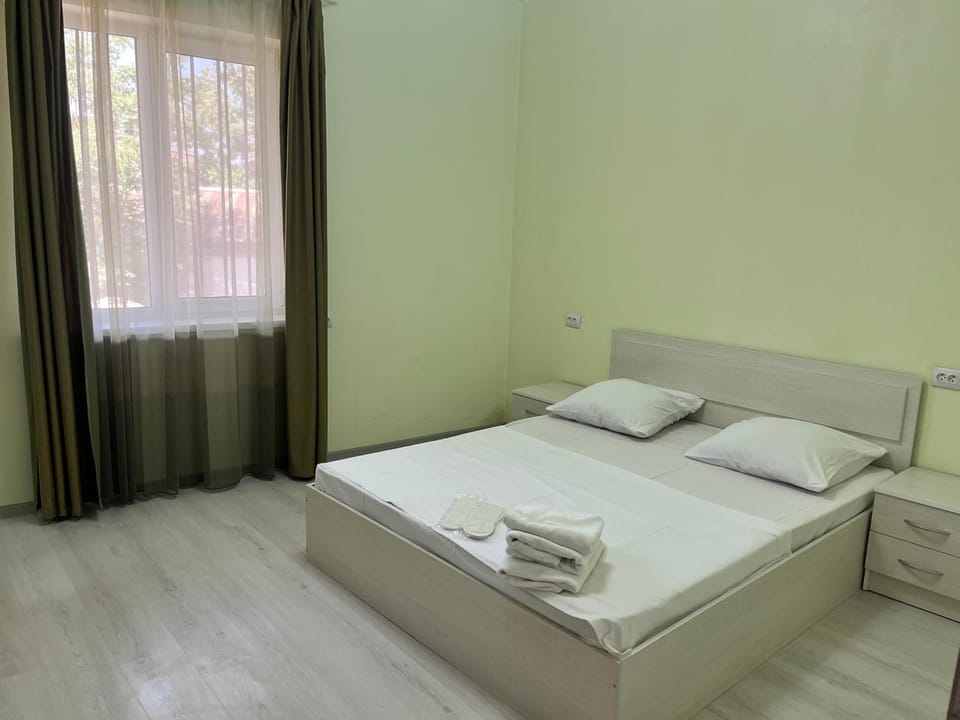 Bed, Bedroom, towels