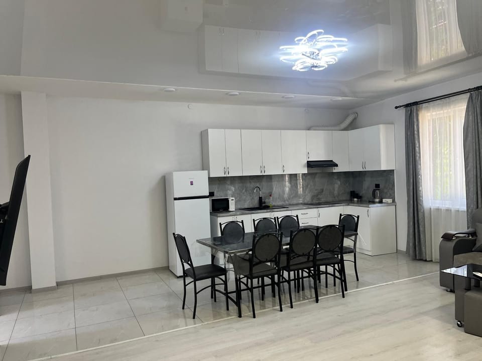 Kitchen or kitchenette, Dining area