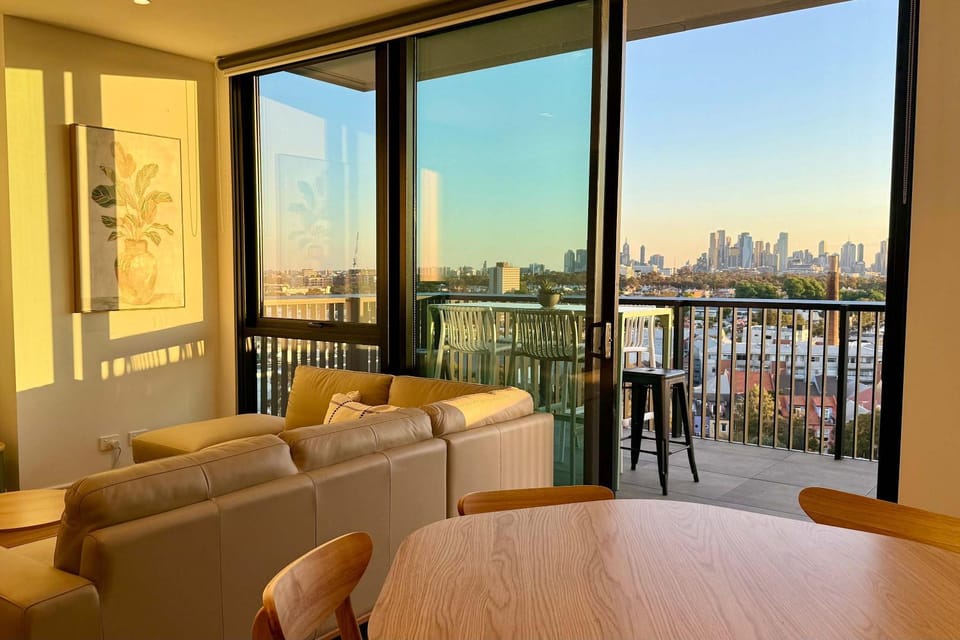 3BR 2Bath FREE PARKING Balcony w Cityviews Apartment in Melbourne
