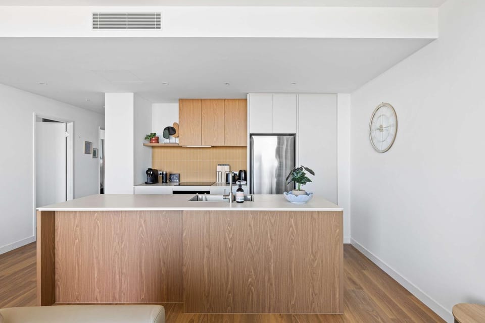 3BR 2Bath FREE PARKING Balcony w Cityviews Apartment in Melbourne