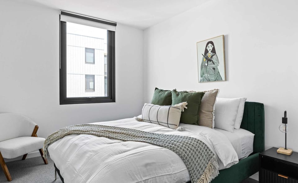 3BR 2Bath FREE PARKING Balcony w Cityviews Apartment in Melbourne