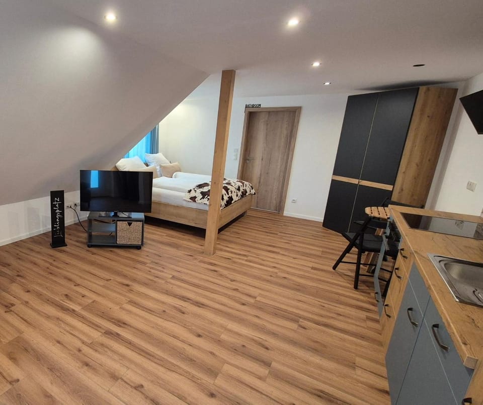 Bed, TV and multimedia, Living room, Photo of the whole room, Seating area, Bedroom