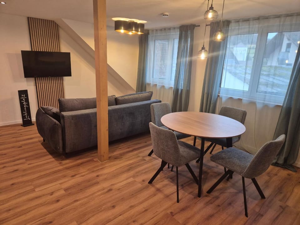TV and multimedia, Living room, Seating area, Dining area