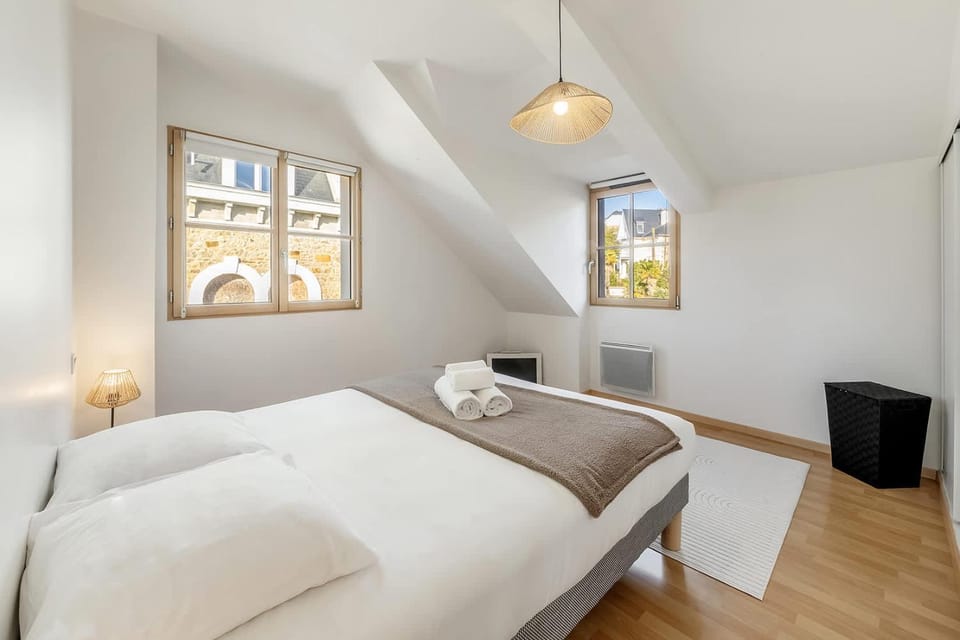 Bed, Photo of the whole room, Bedroom, towels