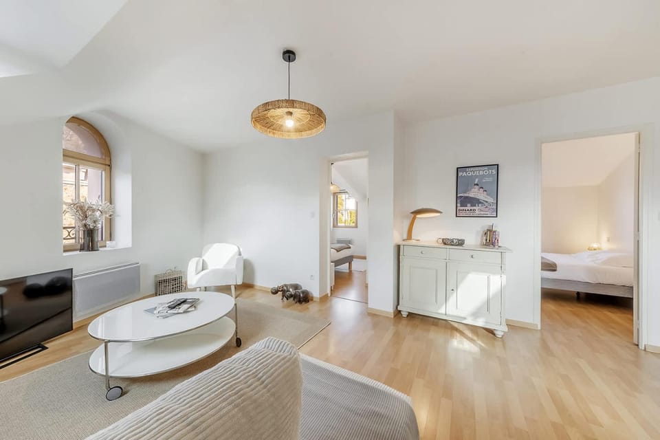 TV and multimedia, Living room, Photo of the whole room, Seating area, Bedroom