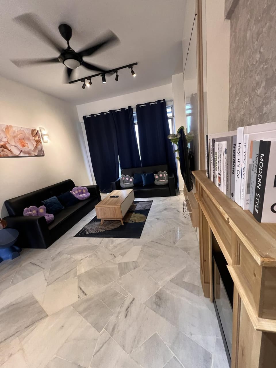 Bed, Library, TV and multimedia, Living room, Photo of the whole room, Seating area, Bedroom, fireplace
