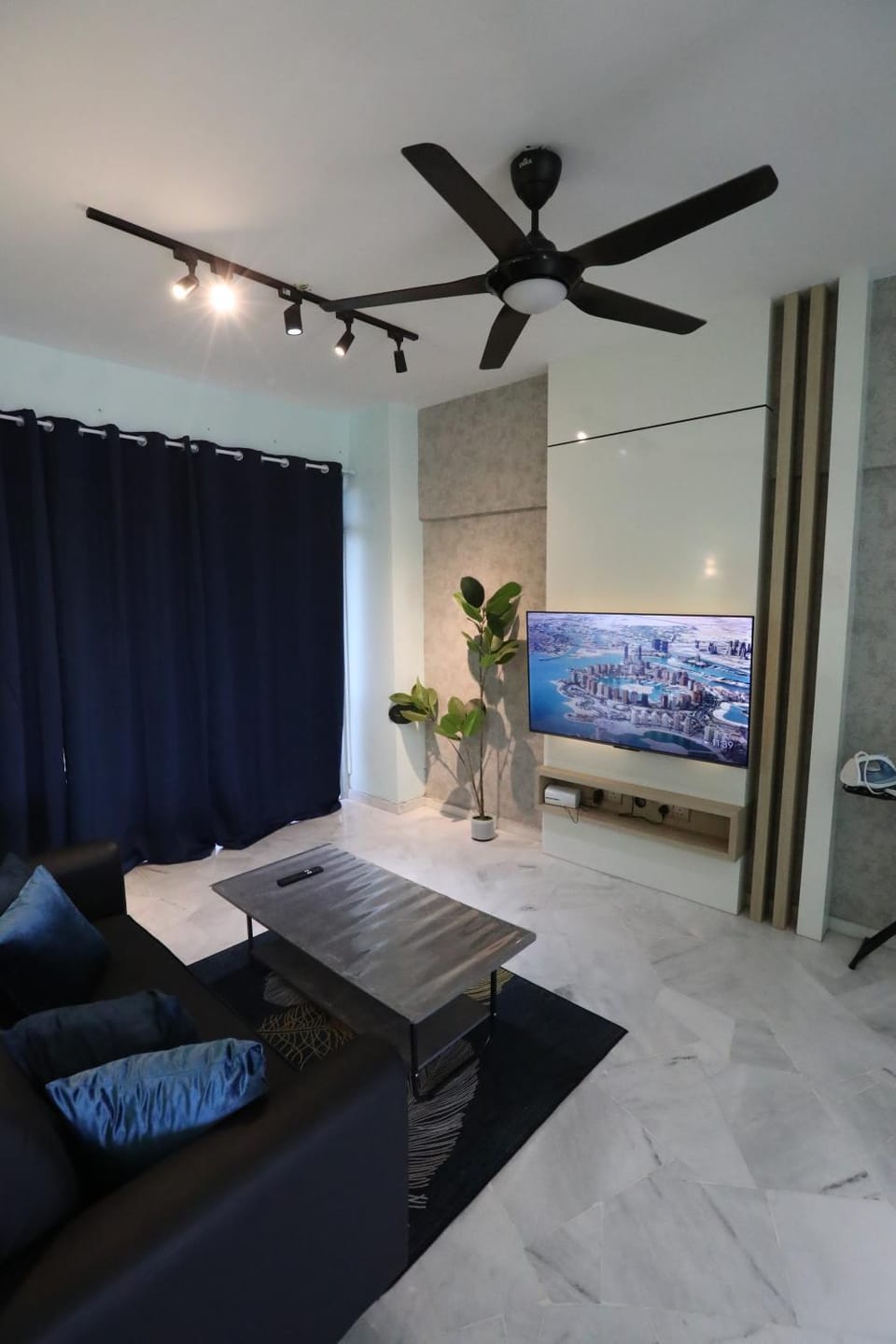 TV and multimedia, Living room, Photo of the whole room, Seating area, Bedroom