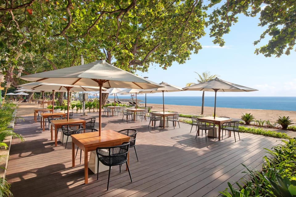 Lounge or bar, Dining area, Beach