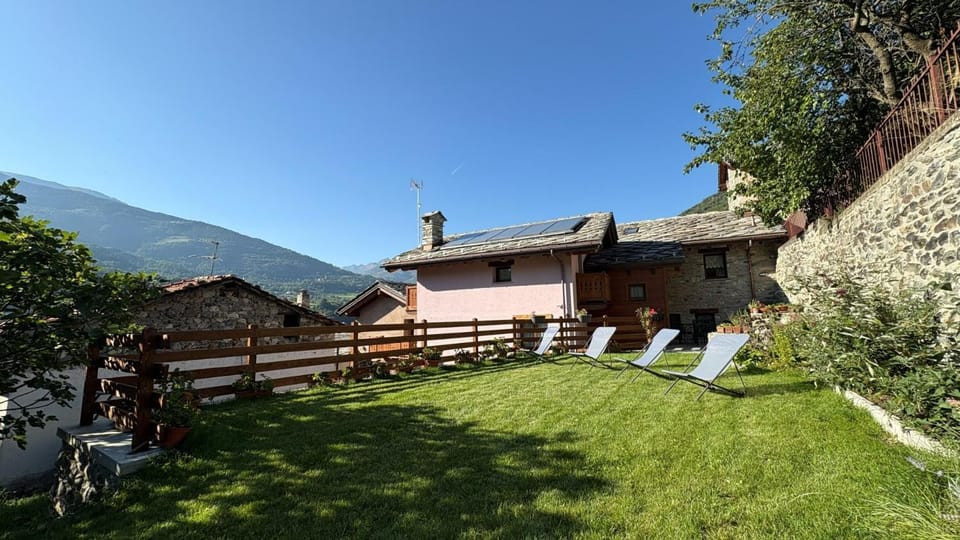 Property building, Garden, Garden, Balcony/Terrace, Mountain view