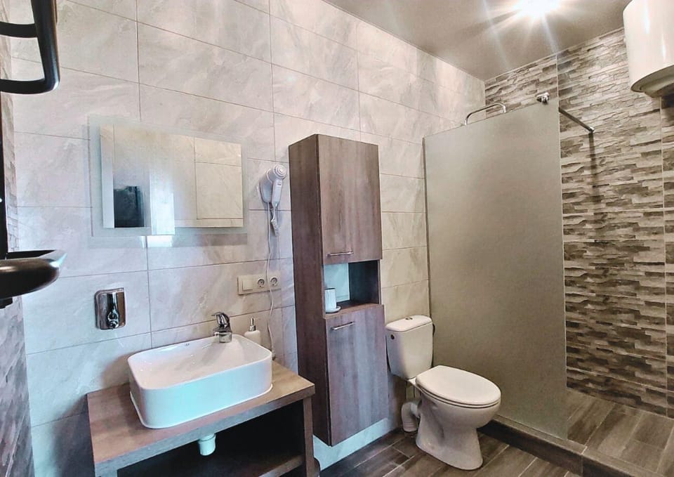 Shower, Toilet
