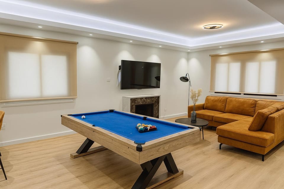 Billiard, TV and multimedia, Living room, Seating area