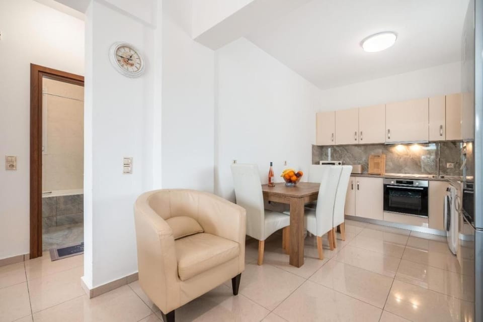 Kitchen or kitchenette, Seating area, Dining area, oven, stove, toaster