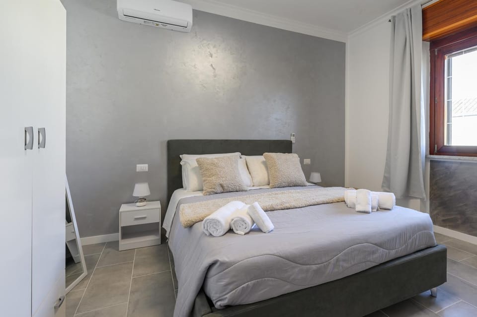 Bed, Photo of the whole room, Bedroom, towels, air conditioner