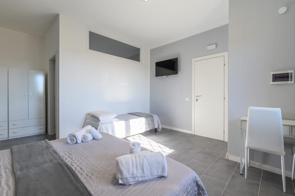Bed, TV and multimedia, Photo of the whole room, Bedroom, towels, wardrobe, air conditioner
