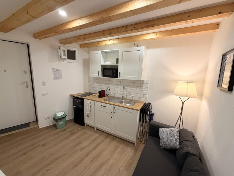 Facade/entrance, Kitchen or kitchenette, microwave, minibar, stove