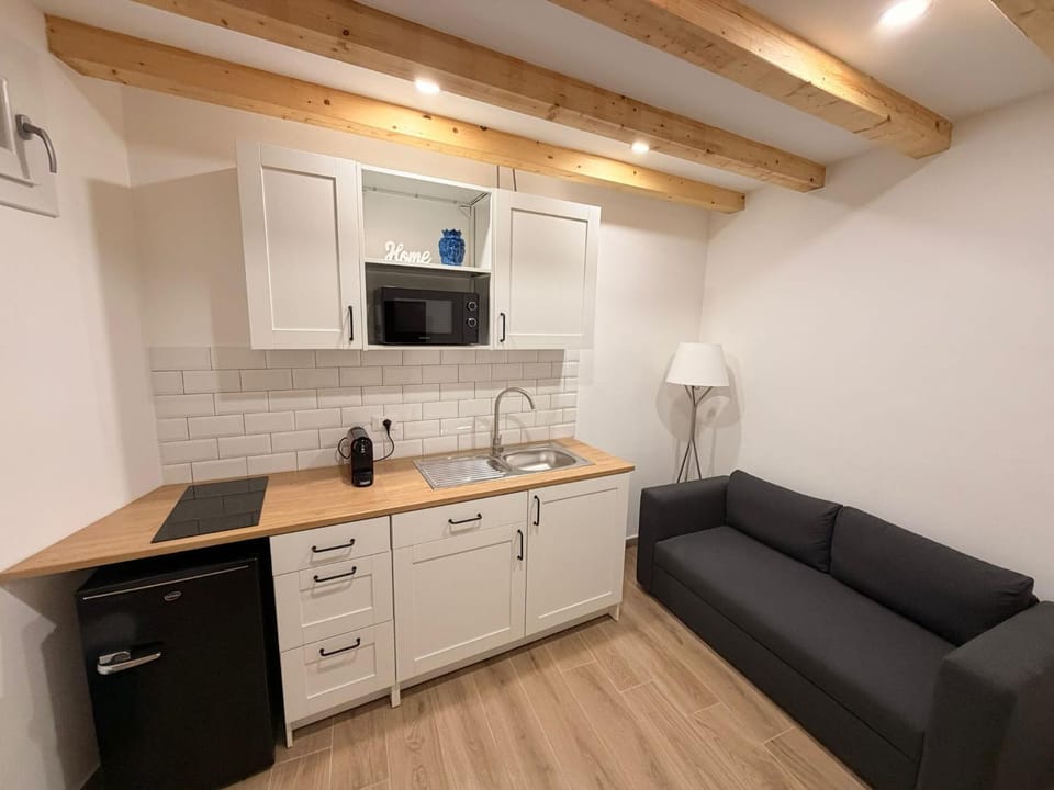 Kitchen or kitchenette, Dining area, microwave, minibar, stove