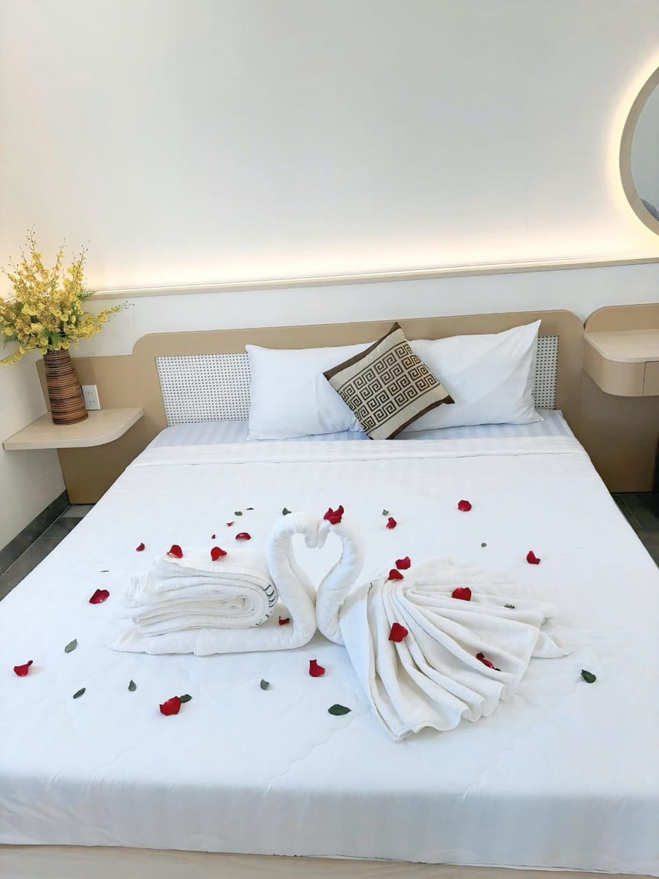 Bed, Bedroom, towels
