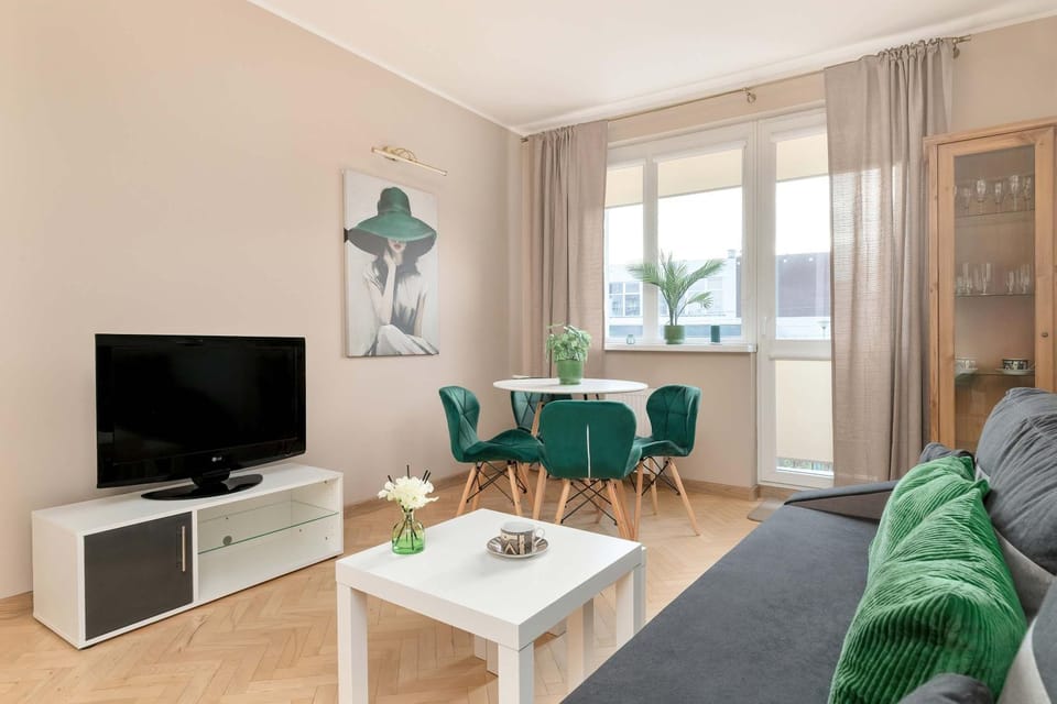 TV and multimedia, Living room, Seating area, Evening entertainment