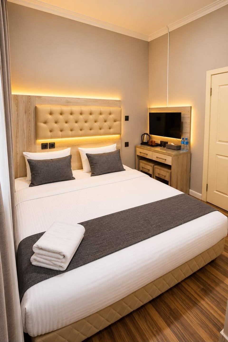 Communal lounge/ TV room, Bed, TV and multimedia, Bedroom