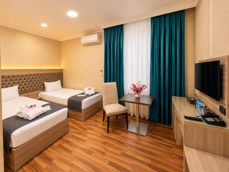 Communal lounge/ TV room, Bed, TV and multimedia, Living room, Photo of the whole room, Seating area, towels, air conditioner