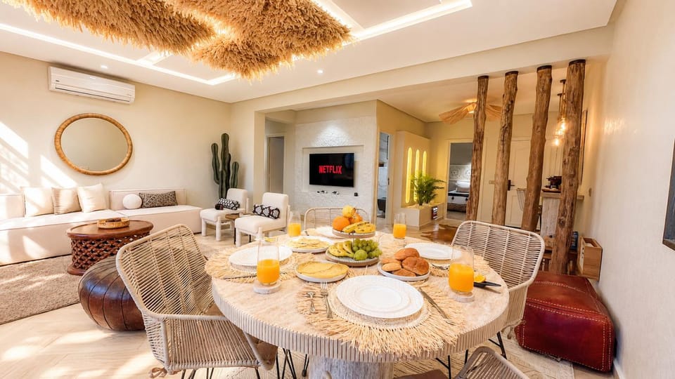 TV and multimedia, Living room, Food and drinks, Seating area, Dining area