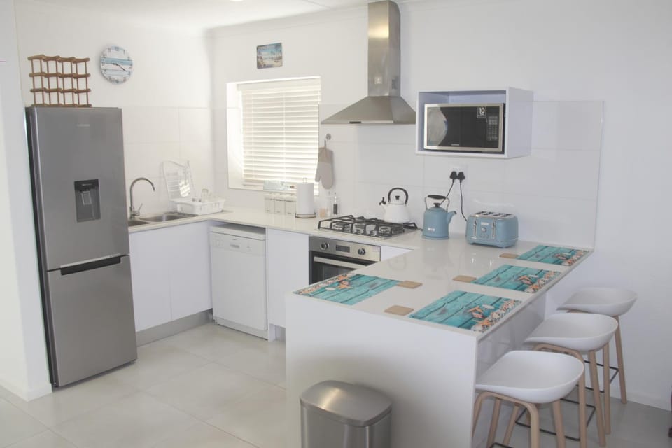 Coffee/tea facilities, Kitchen or kitchenette, Dining area, dishwasher, oven, stove, toaster