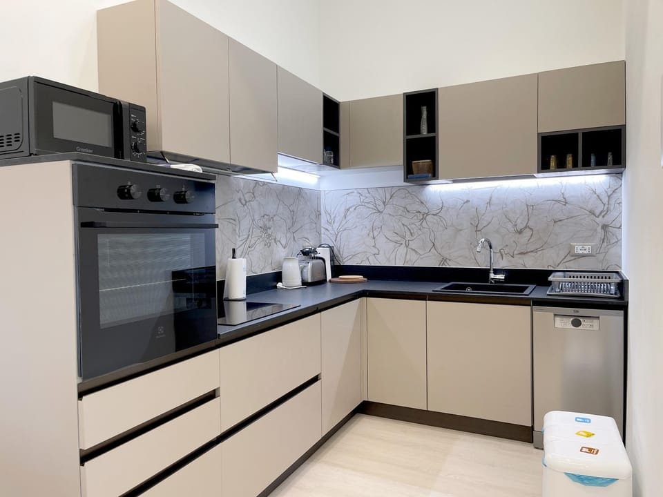 Coffee/tea facilities, Kitchen or kitchenette, dishwasher, stove, toaster