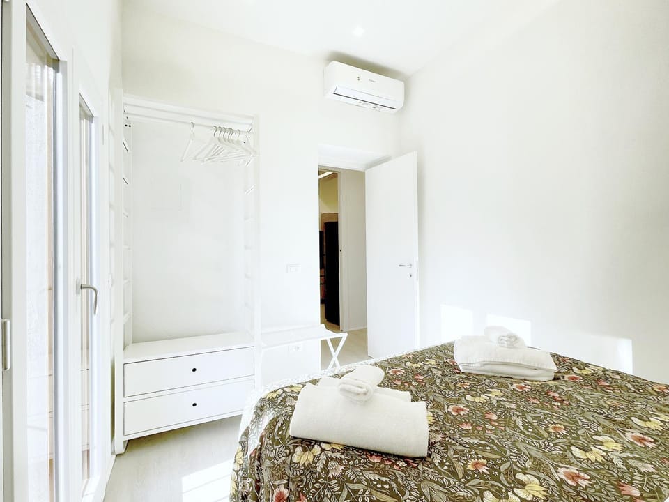 Bed, Photo of the whole room, Bedroom, wardrobe, air conditioner
