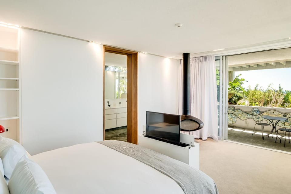 Bed, View (from property/room), Balcony/Terrace, Seating area, Bedroom