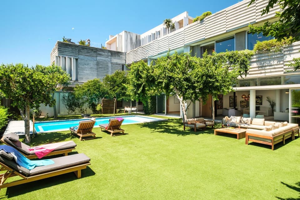 Property building, Garden, Garden, Swimming pool, Swimming pool, sunbed
