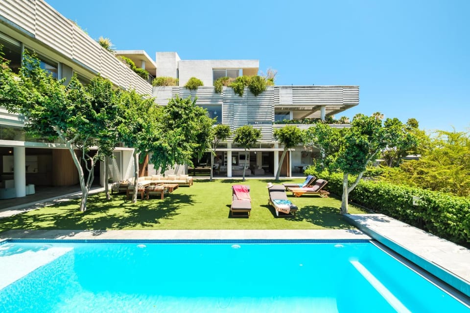 Property building, Garden, Garden, Swimming pool, Swimming pool, sunbed