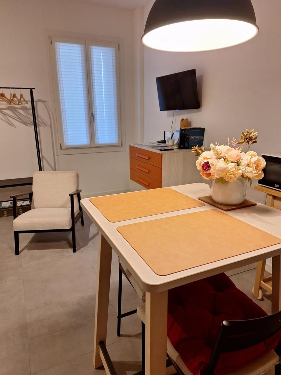 TV and multimedia, Seating area, Dining area