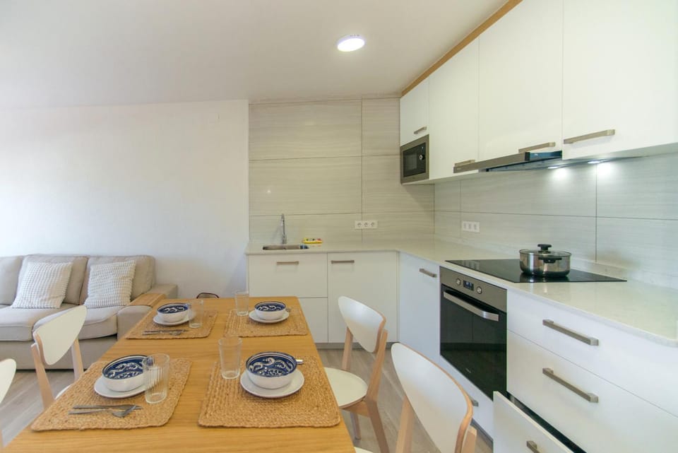 Kitchen or kitchenette, Dining area