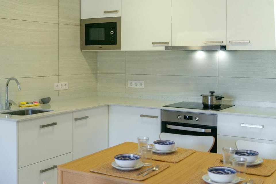 Kitchen or kitchenette, Dining area