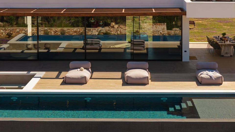Swimming pool, sunbed