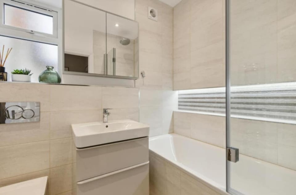 Spacious stylish 4 beds London house FREE Parking House in Richmond