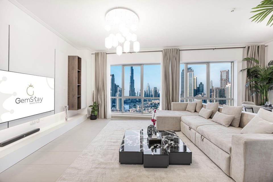 Nearby landmark, TV and multimedia, Living room, Seating area, City view, Landmark view, Landmark view