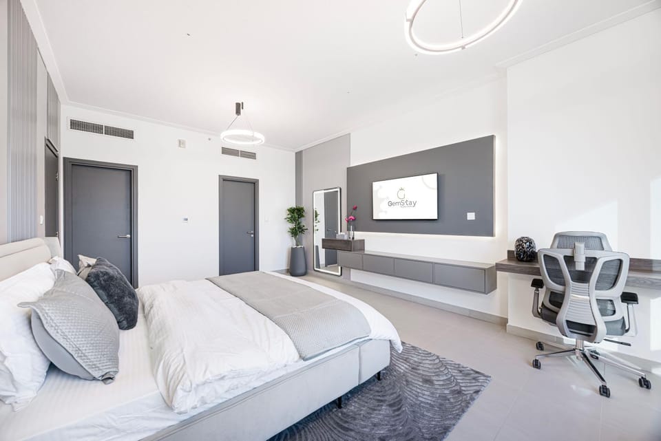 Bed, TV and multimedia, Seating area, Bedroom