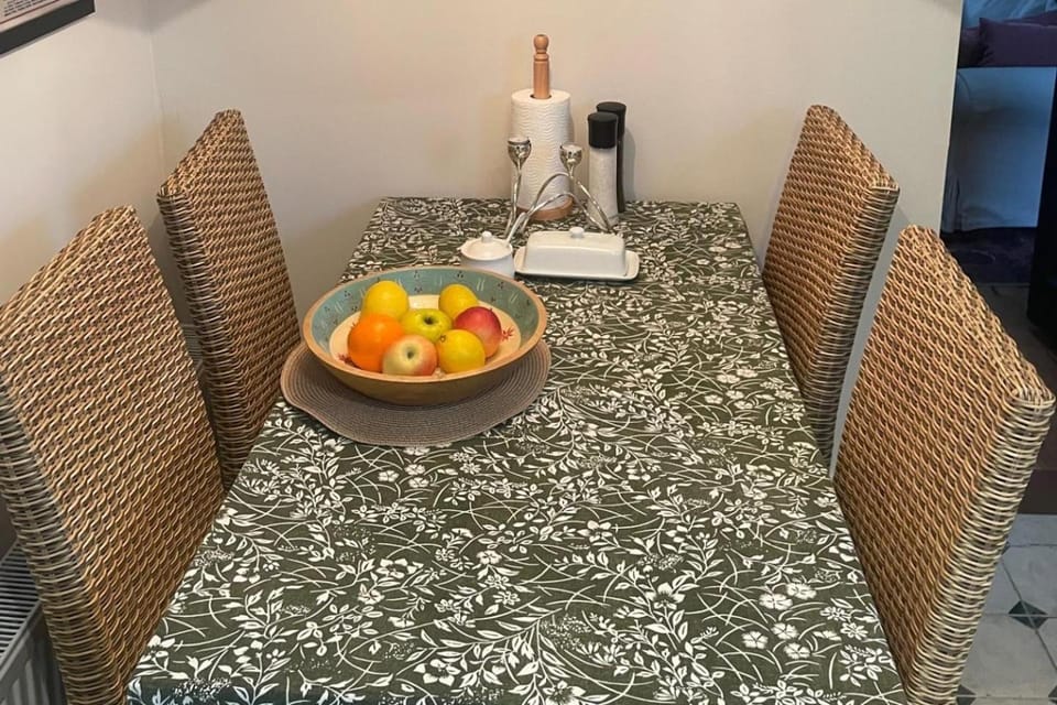 Seating area, Dining area, Food