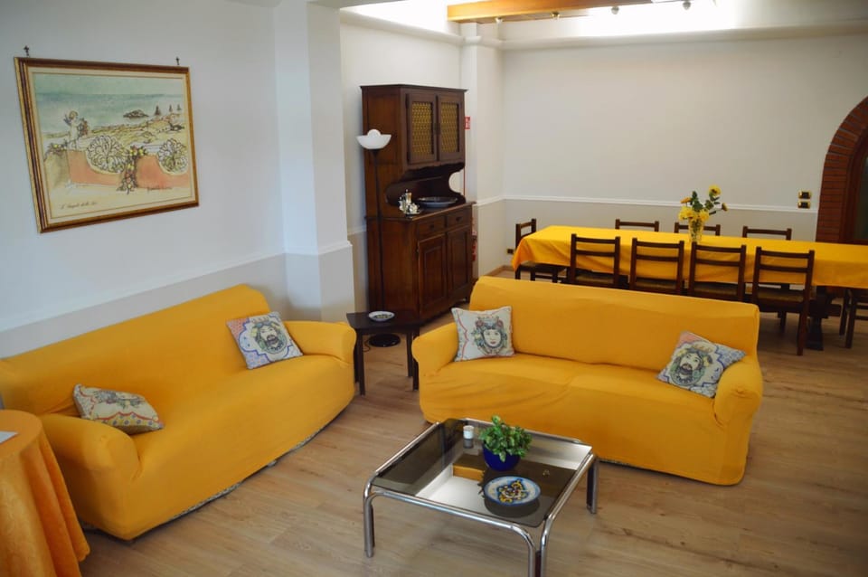 Communal lounge/ TV room