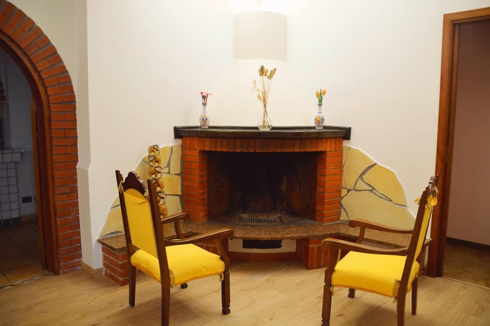 Lounge or bar, fireplace, fireplace