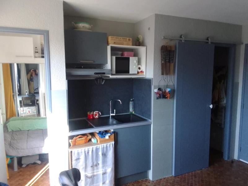Kitchen or kitchenette, oven, stove